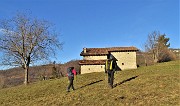 97 A questa bella baita lasciamo i bei pratoni delle Stalle Foldone per prendere il sentiero-raccordo per quello percorso in salita 